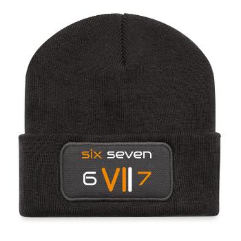 six seven 6 7 - Recycelte Patch Beanie - Dunkelgrau - Vorne