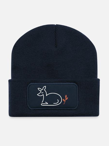 Ruhendes Reh – Minimalistische Linienkunst - Recycelte Patch Beanie - French Navy