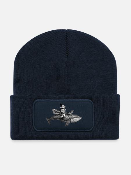 Ein Fuchs der auf einem Wal reitet - Recycelte Patch Beanie - French Navy