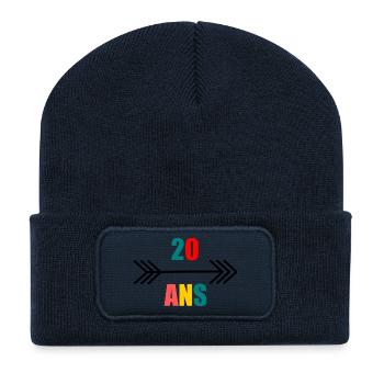 20. 20. JAHRESTAG. 20-JÄHRIGES JUBILÄUM. 20 JAHRE. - Recycelte Patch Beanie - French Navy - Vorne