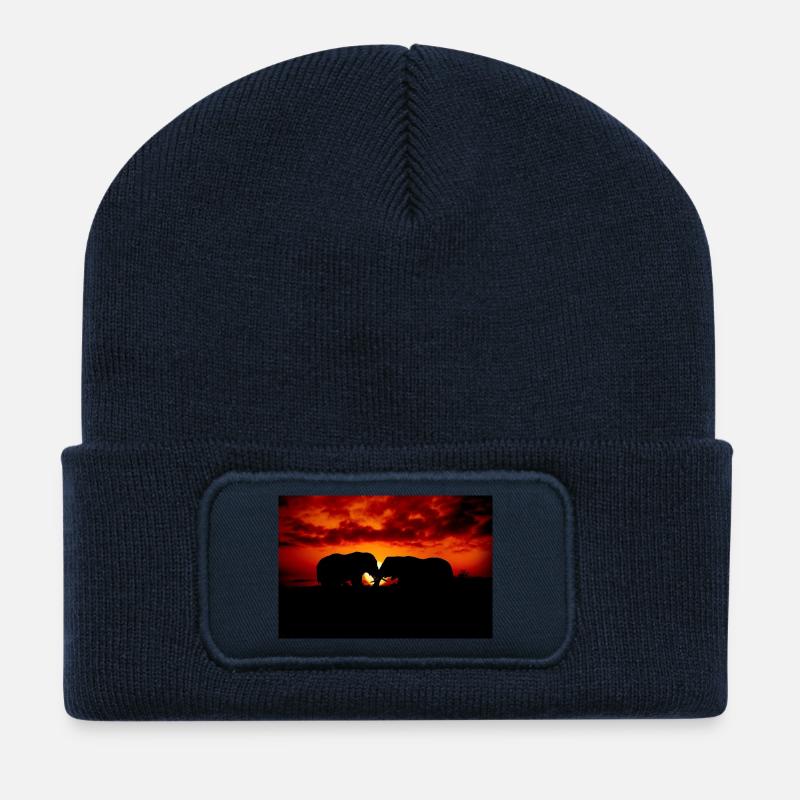 Silhouettenhafte Elefanten bei Sonnenuntergang - Recycelte Patch Beanie - French Navy