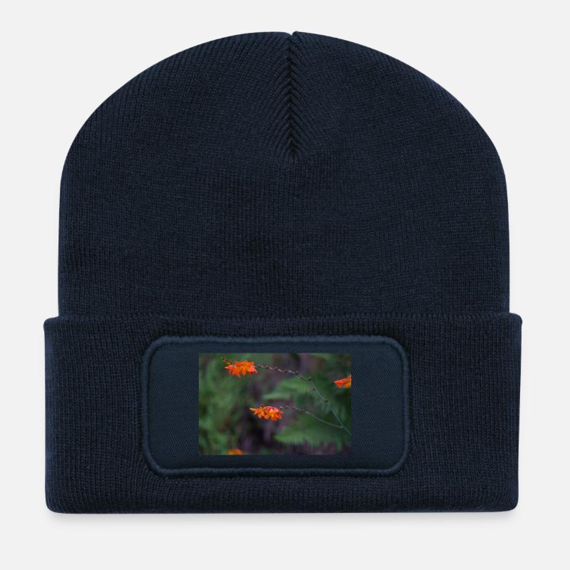 Orangefarbene Blüte am gewölbten Stiel - Recycelte Patch Beanie - French Navy