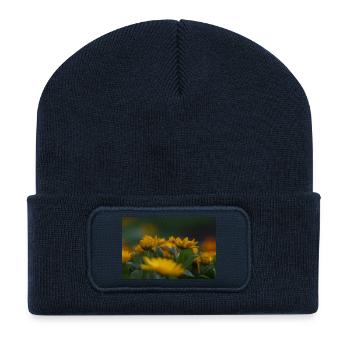 Des fleurs jaune vif s’épanouissent au milieu d’une feuille verte luxuriante - Beanie recyclé à patch - bleu marine - Devant