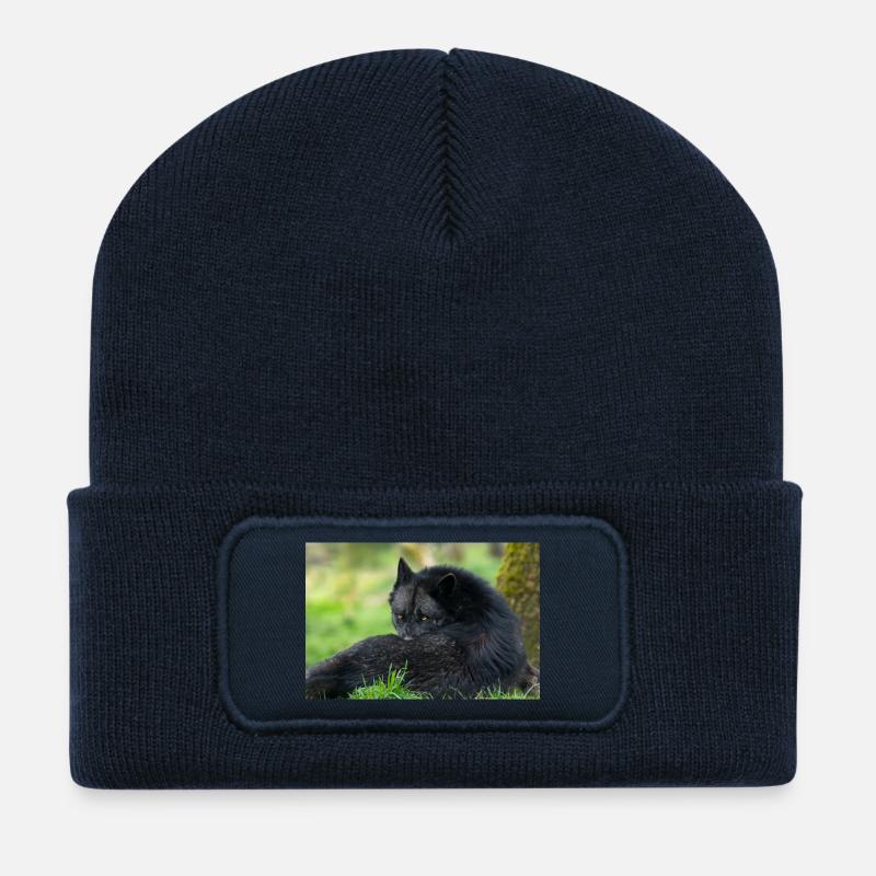 Schwarzer Wolf in Ruhe - Recycelte Patch Beanie - French Navy