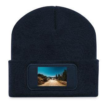 Jahr 2026 Licht bemalt mit verschneiten Bergen - Recycelte Patch Beanie - French Navy - Vorne