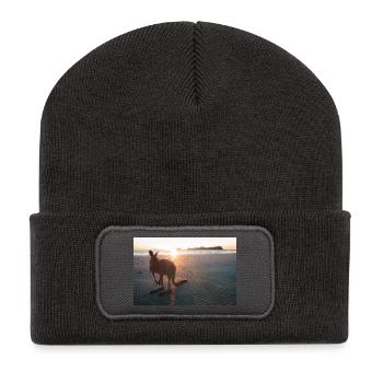 Känguru am Strand im Sonnenaufgang - Recycelte Patch Beanie - Dunkelgrau - Vorne