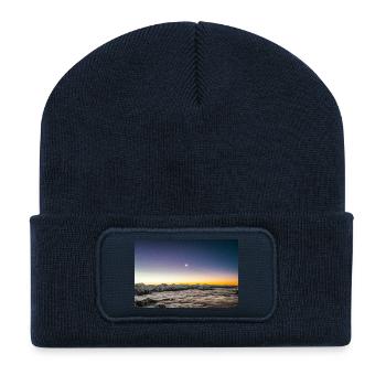 Mondaufgang über einem Meer aus Wolken bei Tagesanbruch - Recycelte Patch Beanie - French Navy - Vorne