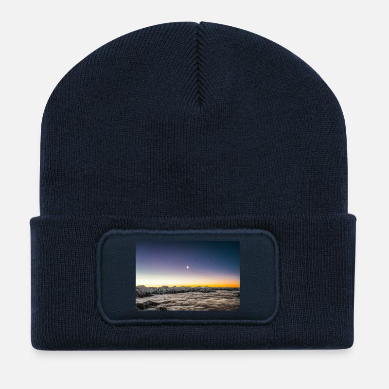 Mondaufgang über einem Meer aus Wolken bei Tagesanbruch - Recycelte Patch Beanie - French Navy