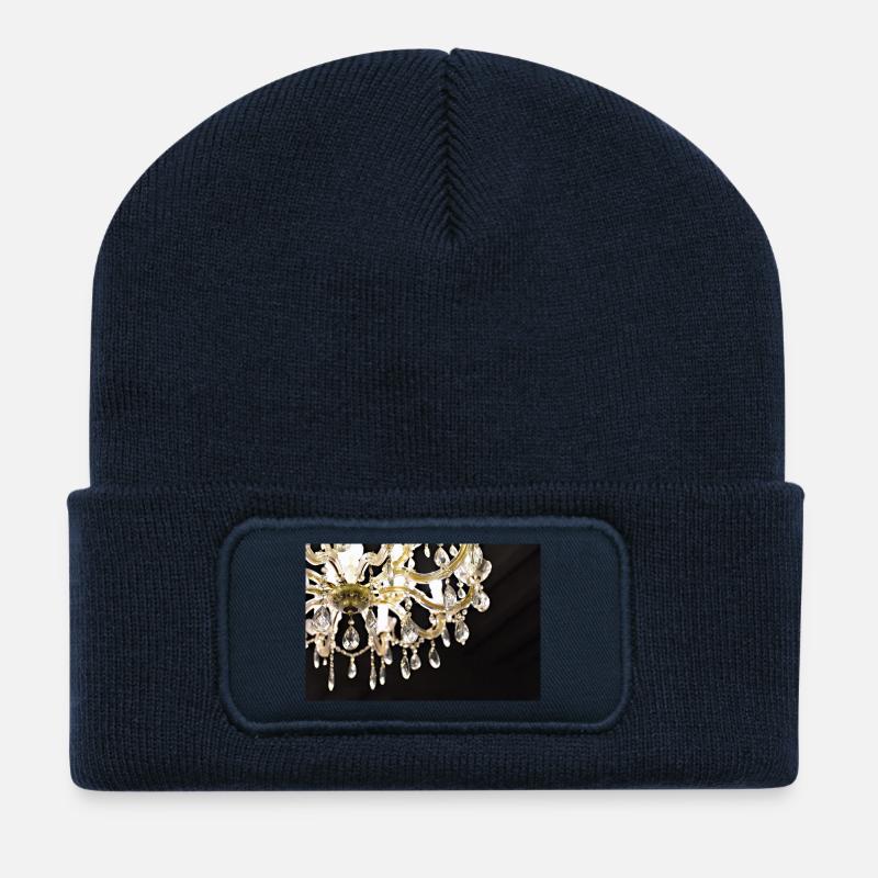 Kristallkronleuchter leuchtet auf schwarzem Hintergrund - Recycelte Patch Beanie - French Navy