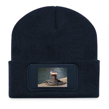 Poller im Hafen von Büsum Deutschland Poster - Recycelte Patch Beanie - French Navy - Vorne