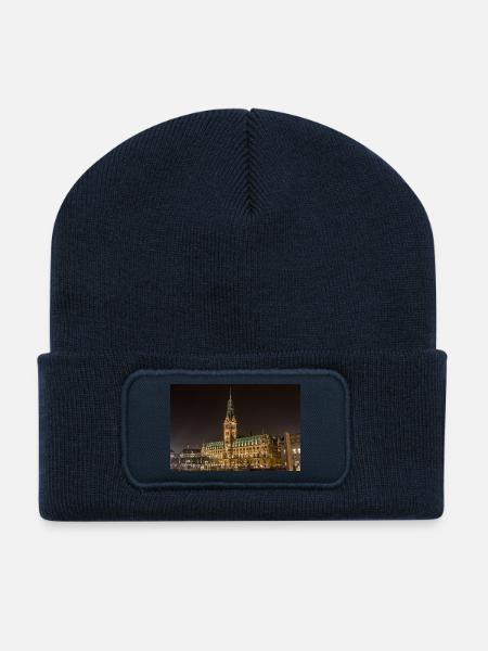 L’hôtel de ville de Hambourg illuminé la nuit - Beanie recyclé à patch - bleu marine