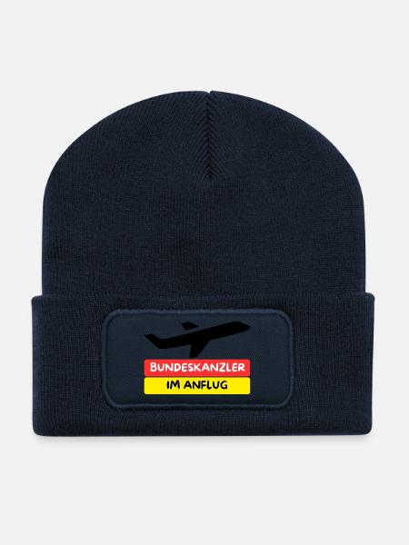 Bundeskanzler im Anflug (Zur Bundestagswahl 2025) - Recycelte Patch Beanie - French Navy