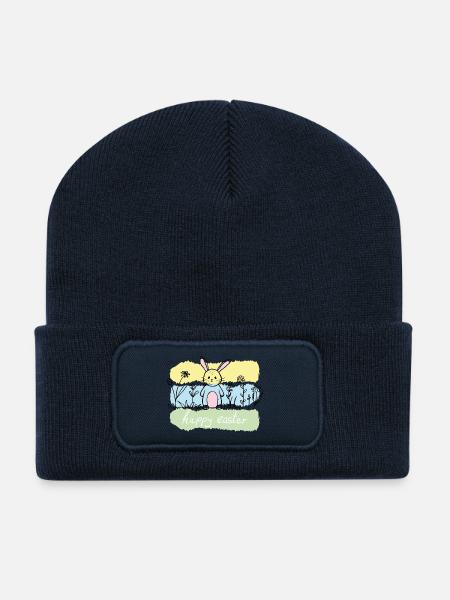 Pastellhase im Frühlingsfeld - Recycelte Patch Beanie - French Navy