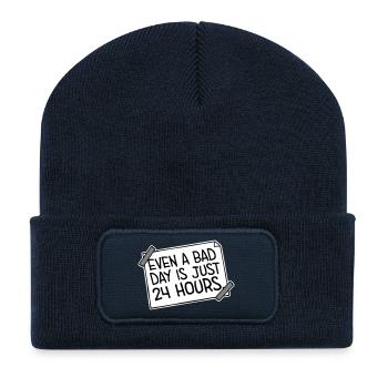 Même une mauvaise journée n’est qu’un proverbe motivant 24 heures sur 24 - Beanie recyclé à patch - bleu marine - Devant