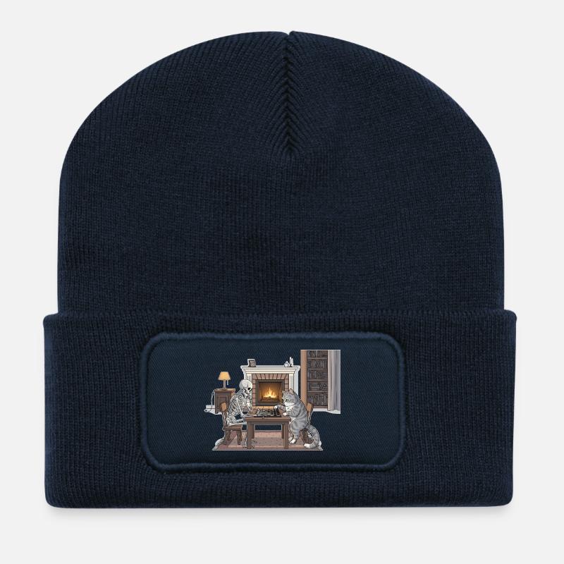 Gemütliches Kaminzimmer mit Schach und Katze - Recycelte Patch Beanie - French Navy