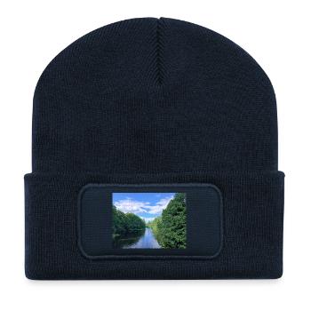 Rivière tranquille au milieu des arbres verdoyants - Beanie recyclé à patch - bleu marine - Devant