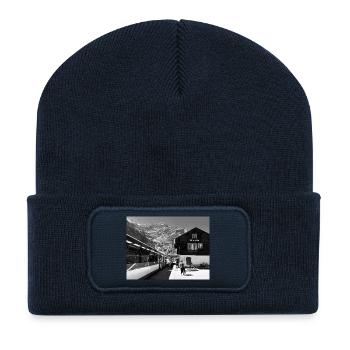 Bergstation in Schwarzweiß - Recycelte Patch Beanie - French Navy - Vorne