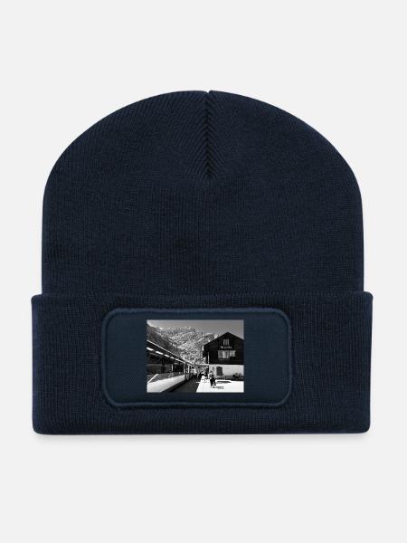 Bergstation in Schwarzweiß - Recycelte Patch Beanie - French Navy