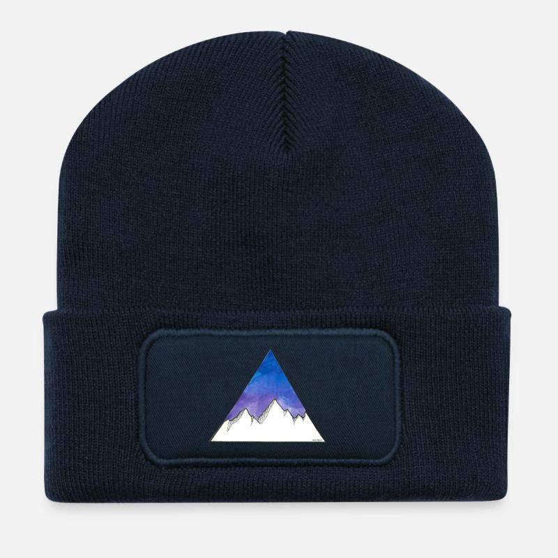Montagnes dans le triangle sur un fond violet / bleu - Beanie recyclé à patch - bleu marine