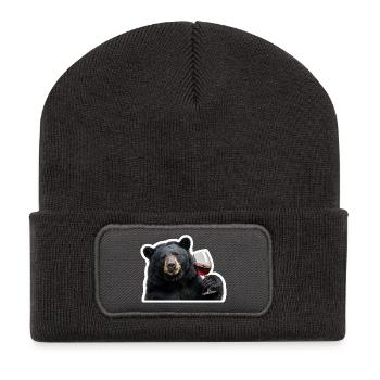 Schwarzbaer détendu avec un verre de vin rouge - Beanie recyclé à patch - charbon - Devant