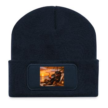 Entspannter Rottweiler am Strand - Recycelte Patch Beanie - French Navy - Vorne
