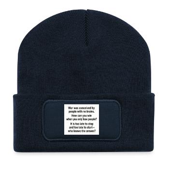 Kriegstypografie-Zitatplakat - Recycelte Patch Beanie - French Navy - Vorne