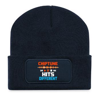 Chiptune tire différemment | Humour musical 8-bit - Beanie recyclé à patch - bleu marine - Devant
