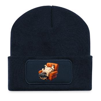 Mops mit VR Brille im Sessel - Recycelte Patch Beanie - French Navy - Vorne