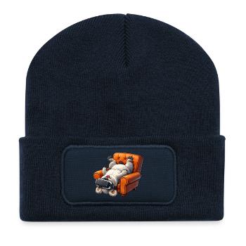 Hund mit VR Brille im Sessel - Recycelte Patch Beanie - French Navy - Vorne