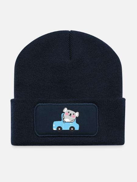 Koala dans une petite voiture bleue - Beanie recyclé à patch - bleu marine