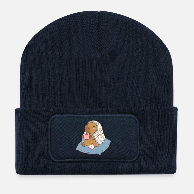 Cozy Night Capybara auf einem Kissen, während sie Kakao trinkt - Recycelte Patch Beanie - French Navy