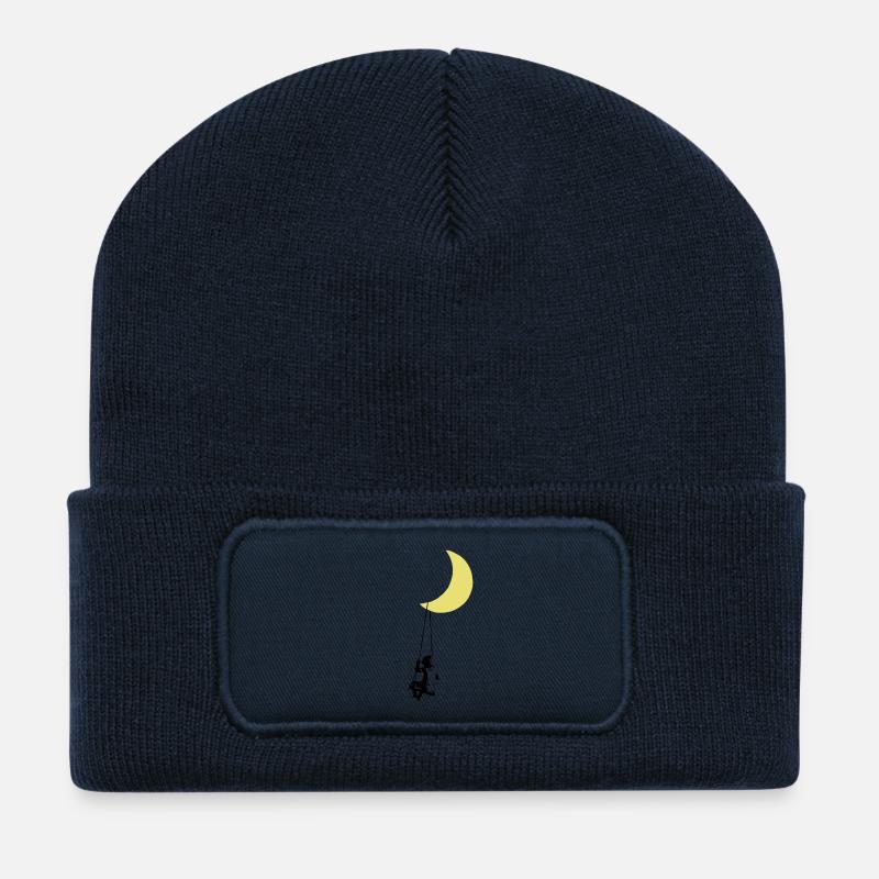 Un tout-petit se balançant sous l’art urbain de la lune - Beanie recyclé à patch - bleu marine
