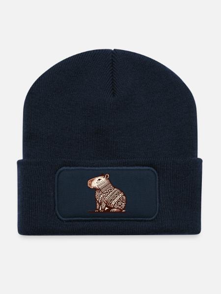 Sitzendes Wasserschwein im südamerikanischen Stil - Recycelte Patch Beanie - French Navy