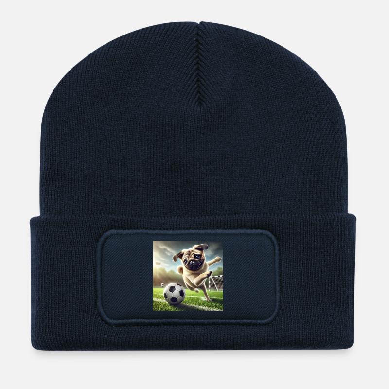 Verspielter Hund beim Fußballspiel - Recycelte Patch Beanie - French Navy