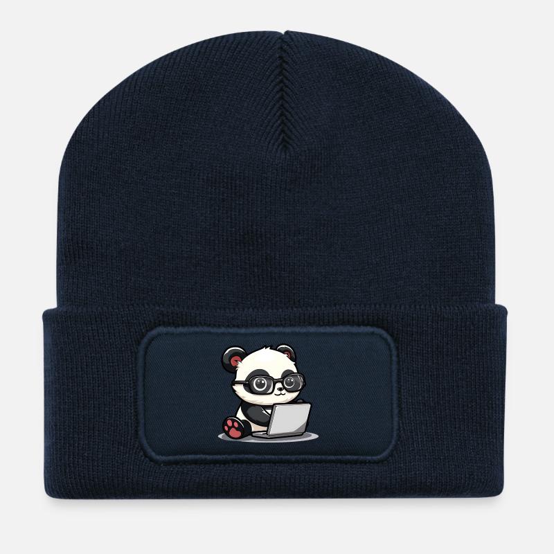 Panda Dessin animé travaillant sur un ordinateur portable avec des lunettes - Beanie recyclé à patch - bleu marine