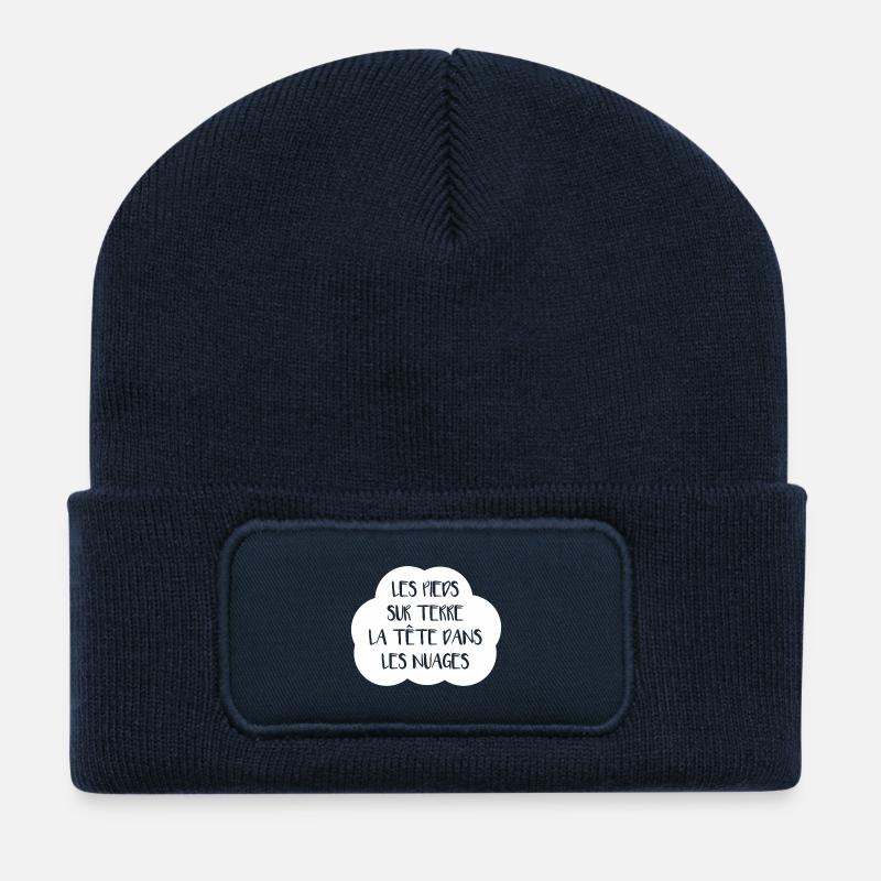 LES PIEDS SUR TERRE, LA TÊTE DANS LES NUAGES ! - Beanie recyclé à patch - bleu marine
