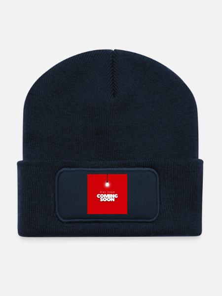 Fettes rotes Design mit Warteansage - Recycelte Patch Beanie - French Navy