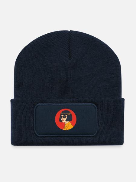 Esthétique rétro audacieuse avec des lunettes de soleil - Beanie recyclé à patch - bleu marine