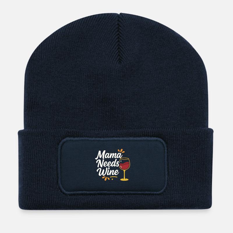 Mama Needs Wine – Lettrage à la main avec verre à vin - Beanie recyclé à patch - bleu marine