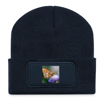 Perlmuttfalter auf lila Blüte Makro - Recycelte Patch Beanie - French Navy - Vorne