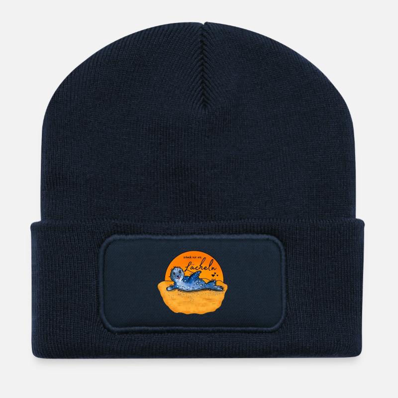 Seehundbaby am Strand – Schenk mir ein Lächeln - Recycelte Patch Beanie - French Navy