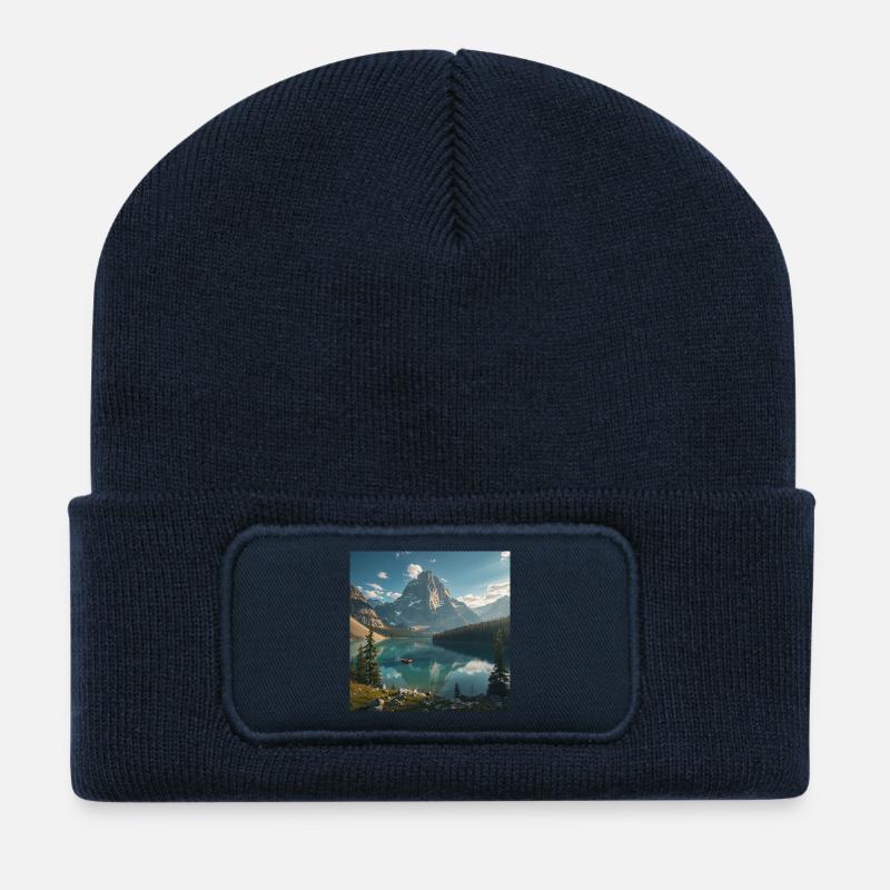 Majestätischer Bergsee im Wald - Recycelte Patch Beanie - French Navy
