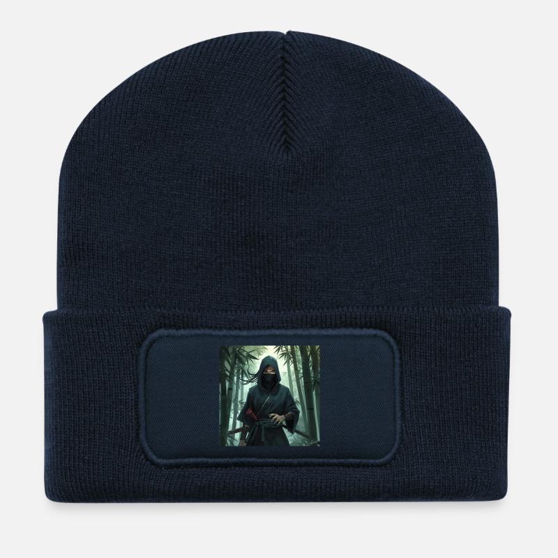 Ninja de l’ombre dans la forêt de bambous - Beanie recyclé à patch - bleu marine