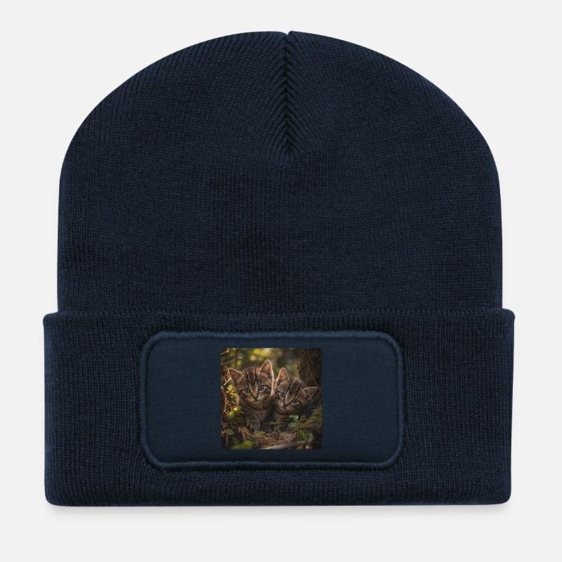 Kätzchen auf einer Lichtung im Wald - Recycelte Patch Beanie - French Navy