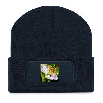 Botanische Eleganz Brombeerblüte Makro - Recycelte Patch Beanie - French Navy - Vorne