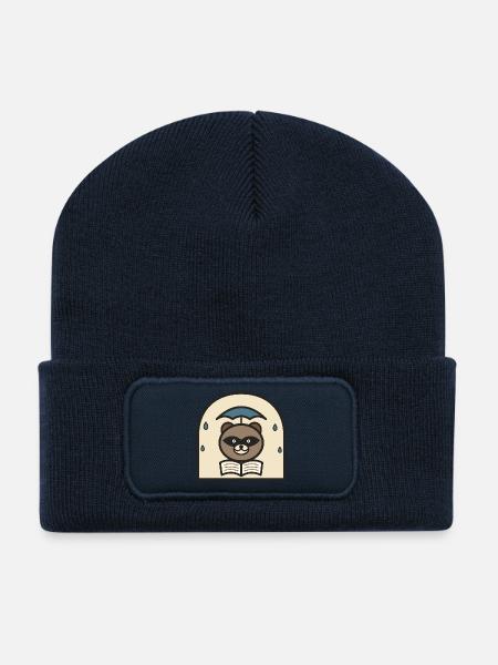 Waschbär liest unter Regenschirm - Recycelte Patch Beanie - French Navy