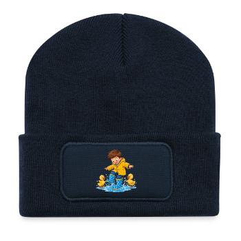 Junge springt mit Entenküken in Wasserpfützen - Recycelte Patch Beanie - French Navy - Vorne
