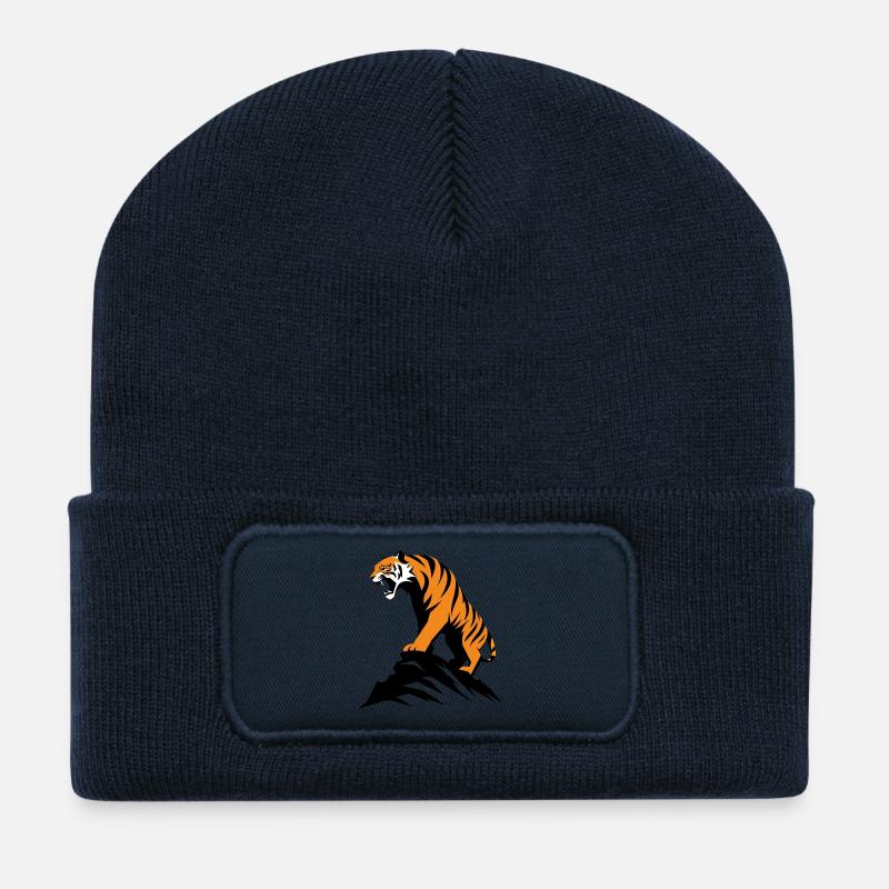 Tiger auf Felsvorsprung - Recycelte Patch Beanie - French Navy