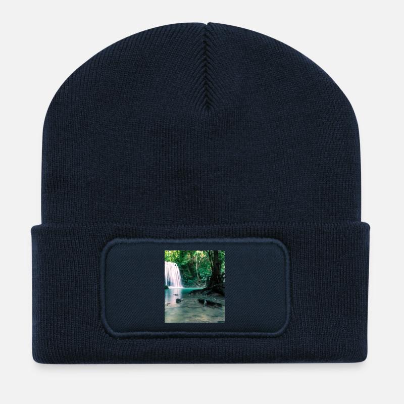 Grüner Wasserfall im Wald - Recycelte Patch Beanie - French Navy