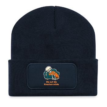 Bis auf die Knochen müde – Skelett auf dem Sofa - Recycelte Patch Beanie - French Navy - Vorne